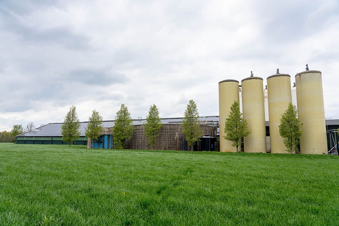 Deze veehouder in de Achterhoek heeft een nieuw ammoniak-reducerend systeem op zijn bedrijf. - Foto: Jan Willem Schouten