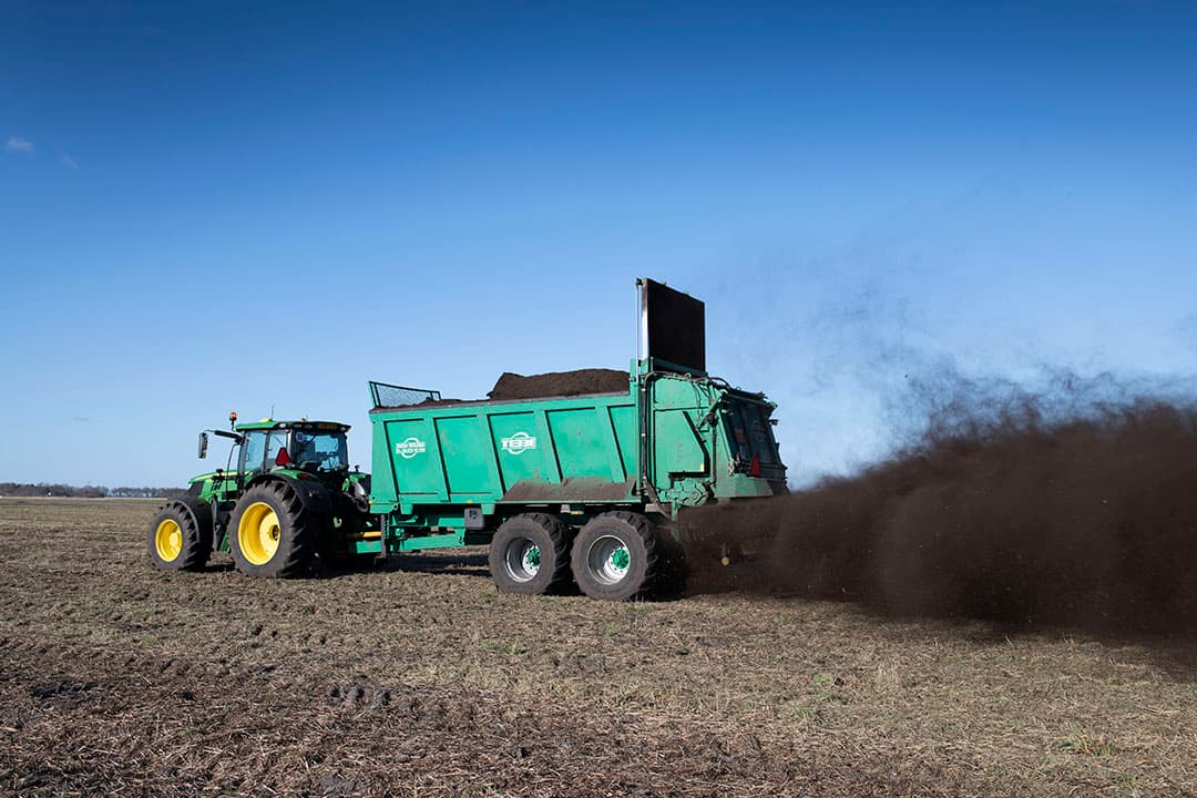 Het strooien van compost in het vroege voorjaar. Een belangrijke maatregel om het organische stofgehalte in de bodem op te krikken en meer CO2 in de bodem vast te leggen. - Foto: Mark Pasveer