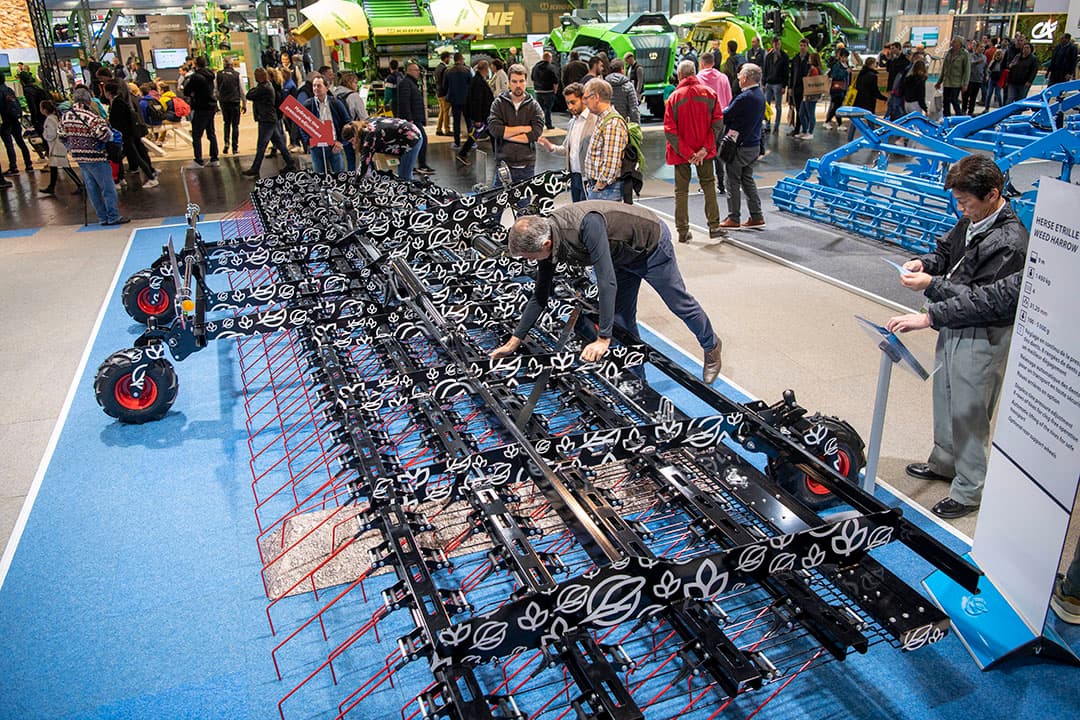 Lemken doet dit jaar de eerste ervaring op met de prototypes van de wiedeg die het in 2022 op de Sima liet zien. De tanden zijn middels metalen stangetjes verbonden aan cilinders aan de voorkant van de machine. Elke tand heeft zijn eigen cilinder. De oliedruk wordt genivelleerd en met de trekkerhydrauliek ingesteld. - Foto: Mark Pasveer