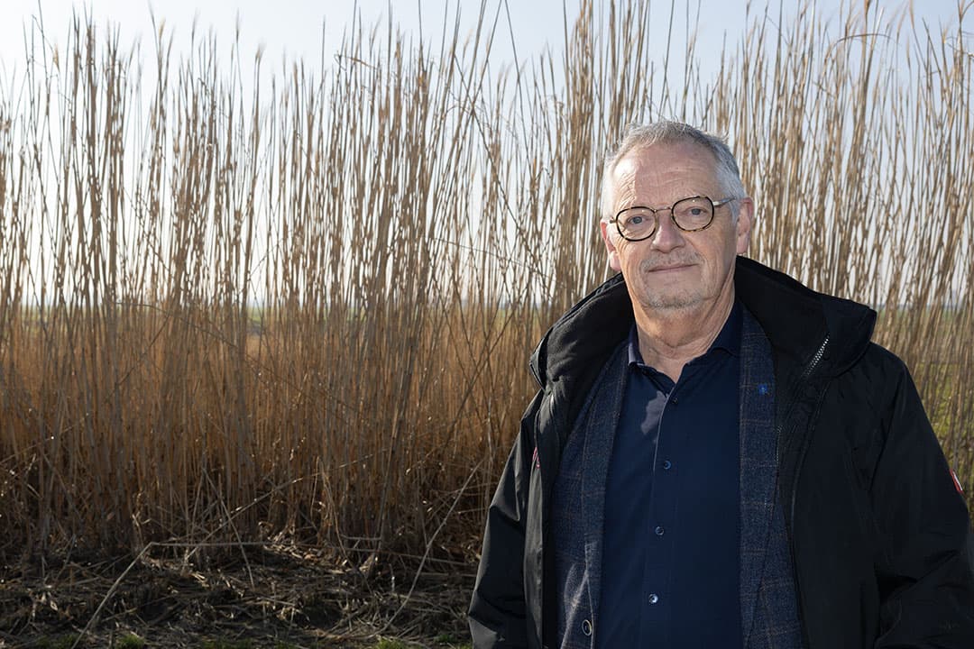 Cor van Oers, projectmanager bij Delphy: “Vezeltoepassing uit planten zou nu weleens voor een doorbraak kunnen zorgen. Er zijn al een aantal prachtige eindproducten die getest zijn en die zo de markt op kunnen.” - Foto's: Peter Roek
