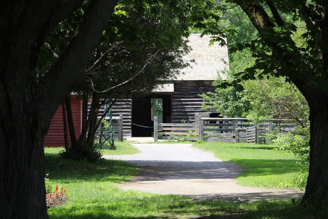 Uit cijfers blijkt dat elk jaar 15% van de boeren wordt benaderd door criminelen met een financieel interessant aanbod om een leegstaande schuur te huren.  - Foto: Canva