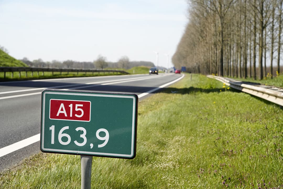 De Raad van State heeft in een rechtszaak over de snelweg A15 uitgesproken dat de stikstofuitstoot tot maximaal 25 kilometer moet worden meegerekend bij berekeningen over de stikstofdepositie.