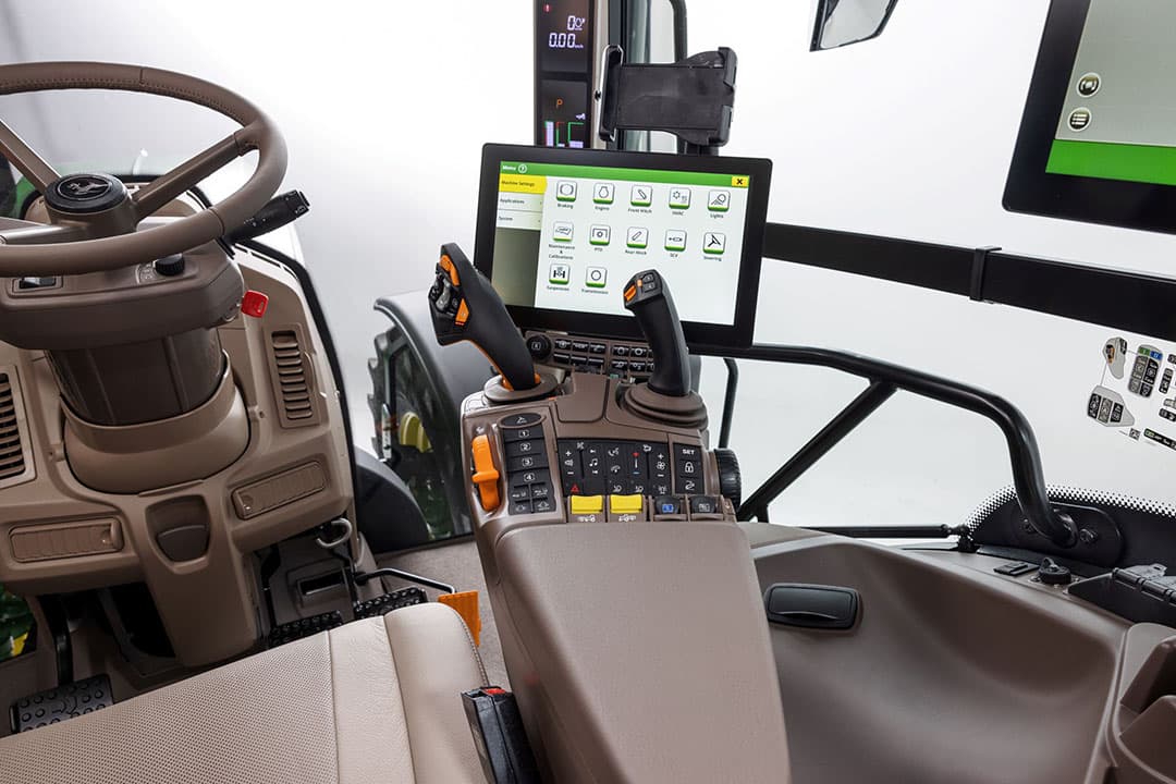 De nieuwe display G5Plus CommandCenter van John Deere biedt datasynchronisatie, JDLink-connectiviteit, toepassing van variabele dosering, sectiecontrole en AutoTracTM-geleiding op alle 6-cilinder trekkermodellen van de series  6R, 7, 8 en 9. - Foto's: John Deere