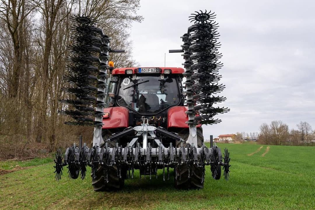Volgens machinefabrikant Fliegl behaalt de RollHacke-lepeltjeswieder een capaciteit tot 10 ha/u bij een rijsnelheid van 15 tot 20 km/u. - Foto's: Fliegl
