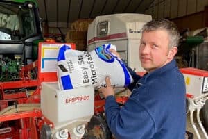 Akkerbouwer Marc van Bragt in Almkerk gebruikt EasyStart Microfast+BS in zijn aardappelen en uien: “Ik constateerde een gelijkmatigere opkomst en sterkere planten.” - Foto: Compo Expert