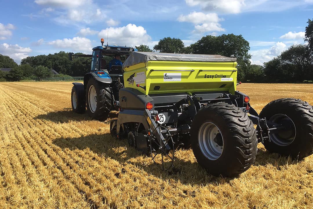 Groenbemester zaaien in graanstoppel. Om zonder grondbewerking gewassen te kunnen zaaien, is een speciale directzaaimachine nodig. Deze zijn in Nederland nauwelijks beschikbaar. Deze machine is in loonwerk beschikbaar voor andere telers, zodat ze ervaring met het systeem op kunnen doen. - Foto: Ajaan Hijmans