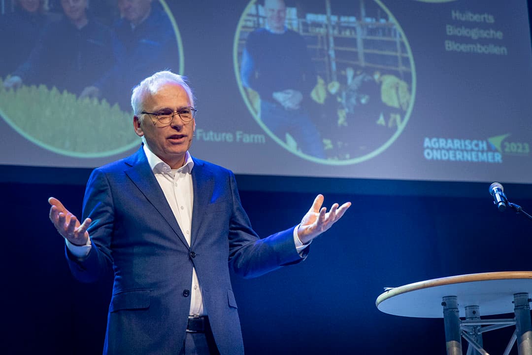 Landbouwminister Piet Adema zegt vorige week op het podium tijdens uitreiking Agrarisch Ondernemer van het Jaar te willen sturen op doelen in plaats van middelen. Hij introduceert de term boerendiversiteit. - Foto: Koos Groenewold