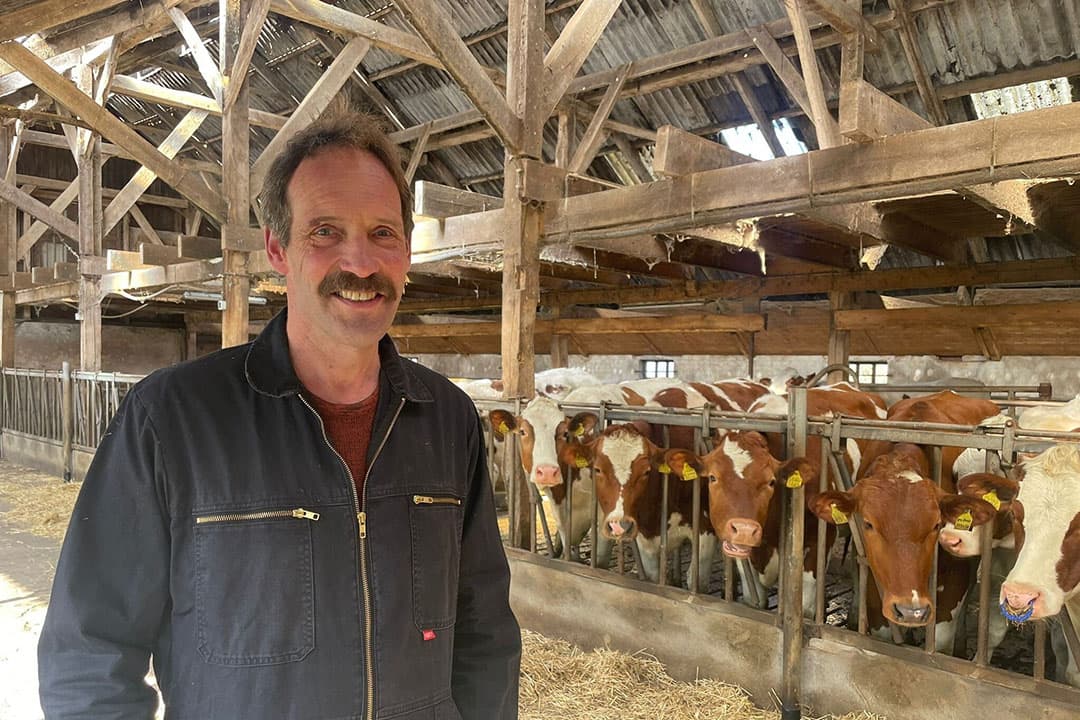 Jan Bronninkreef is melkveehouder en oud-deelnemer aan tv-programma Expeditie Robinson. - Foto: Boerderij
