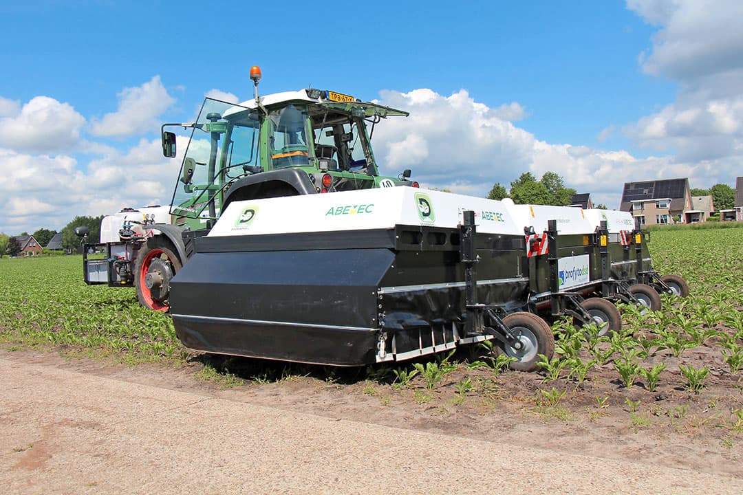 Steeds meer bedrijven ontwikkelen hefgedragen machines om onkruiden individueel te detecteren en gericht te bestrijden. Wat kun je vandaag al kopen? - Foto: René Koerhuis