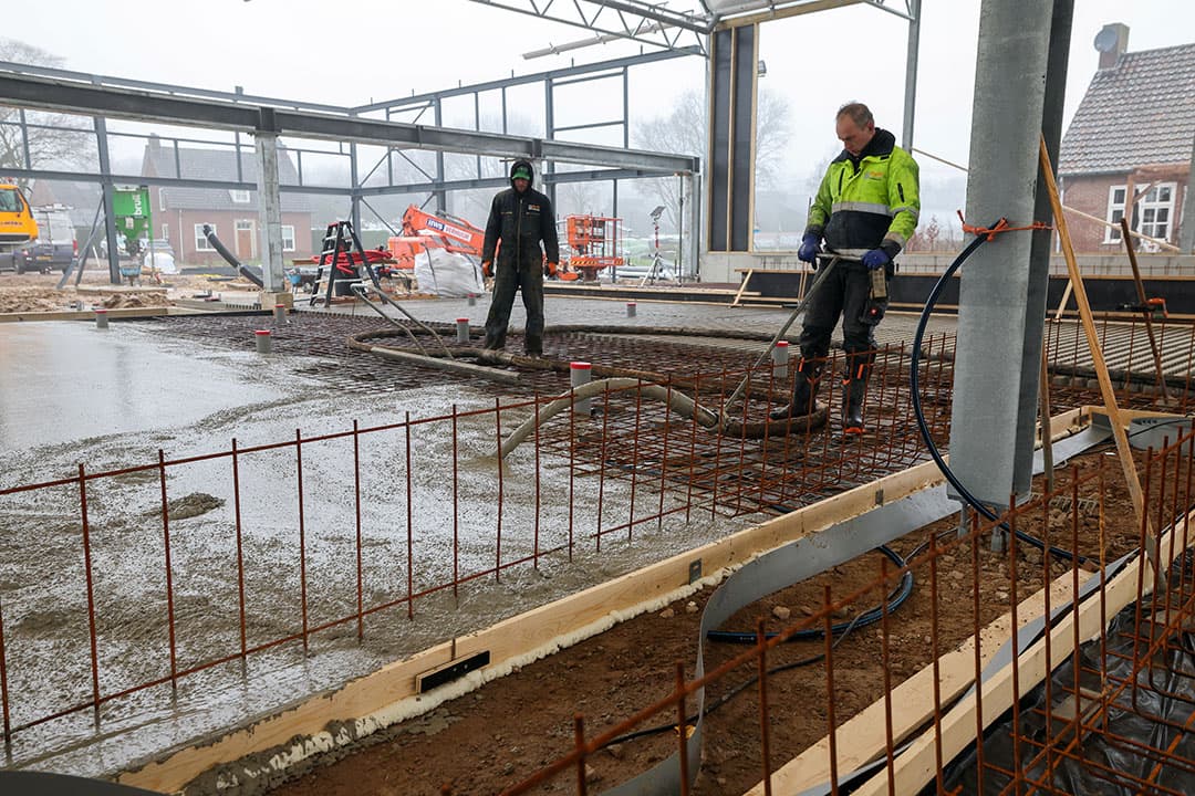 Storten van de stalvloeren.