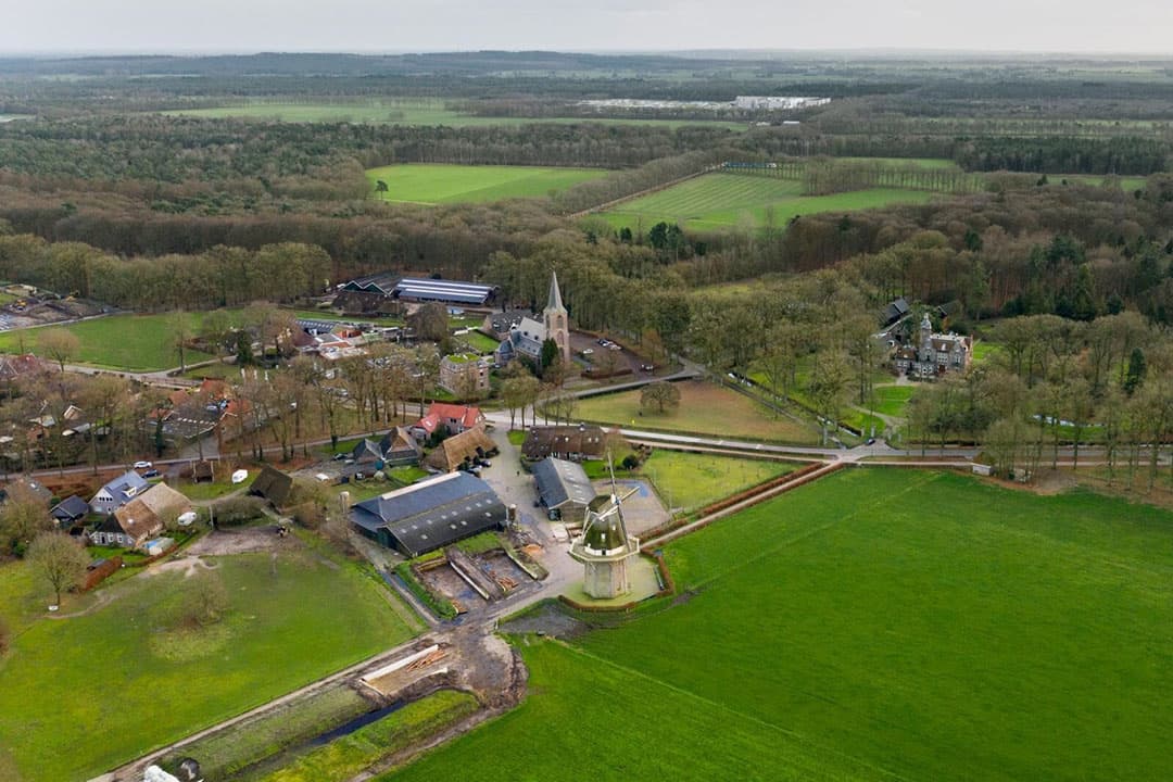 Pacht speelt een belangrijke rol in Overijssel. Vaak in combinatie met een landgoed zoals hier in Vilsteren. Bijna het hele dorp en boerderijen staan op erfpachtgrond van landgoed Vilsteren. - Foto: Ruud Ploeg