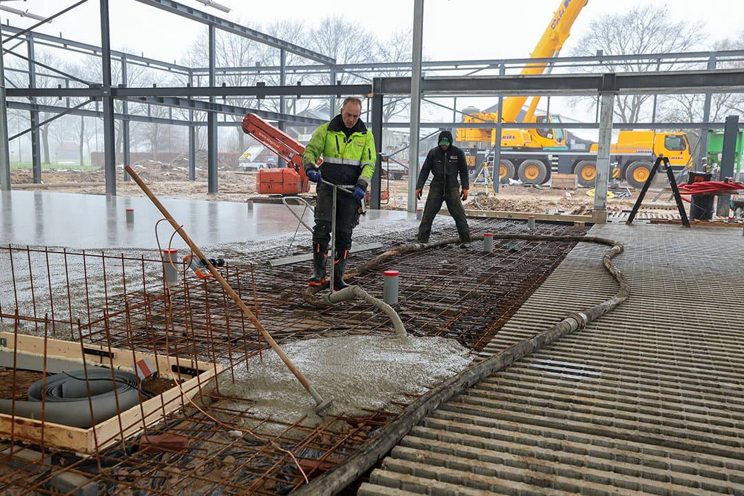 Het beton voor de vloer in de koeientuin is begin januari gestort. Daar komt straks de 12 centimeter dikke high welfare floor op te liggen. Ook over het kelderdek wordt dit door medewerkers van bouwbedrijf P. Peters op hoogte gebracht. Tussen de houten planken wordt geen beton gestort; daar komen de stroken voor de aanplant van de bomen en struiken. Die worden geleverd door een boomweker in Haaren die ook interesse heeft getoond in de meststoffen die de koeientuin straks gaat opleveren.