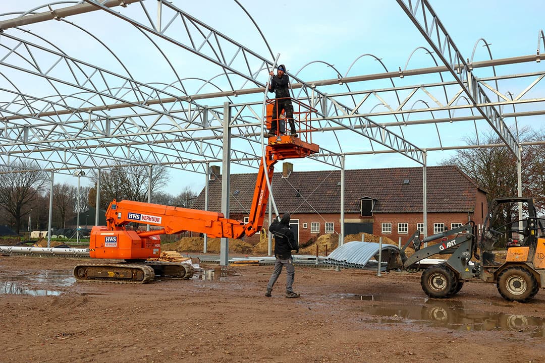 Het werk werd met een verreiker gedaan. Hier wordt een van de bogen aangegeven. Elke boog wordt op een hoogte vanaf zes meter geplaatst.