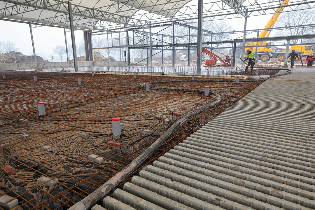 In het meest rechter deel van de koeientuin is het beton nu gestort. Tijdens de Boerderij-reportage zou het totale loop- en liggedeelte van de stal gestort worden. In totaal gaat dit om 1.400 m2.