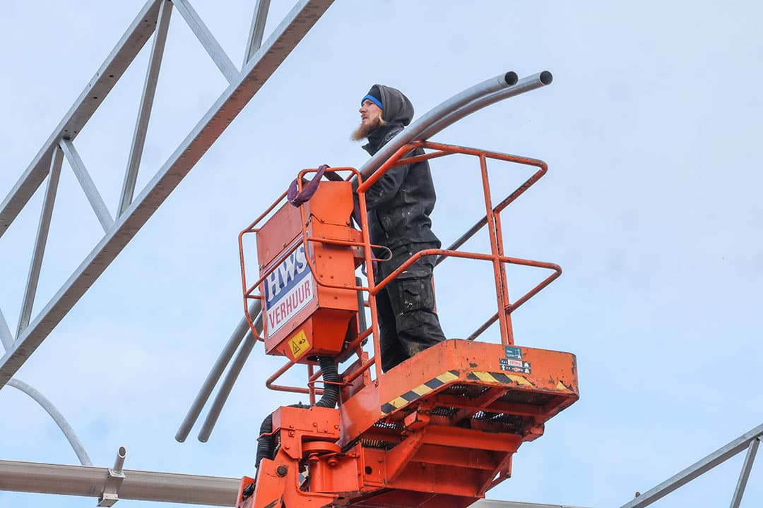 Er worden telkens twee bogen aan elkaar gekoppeld. De overspanning is acht meter.