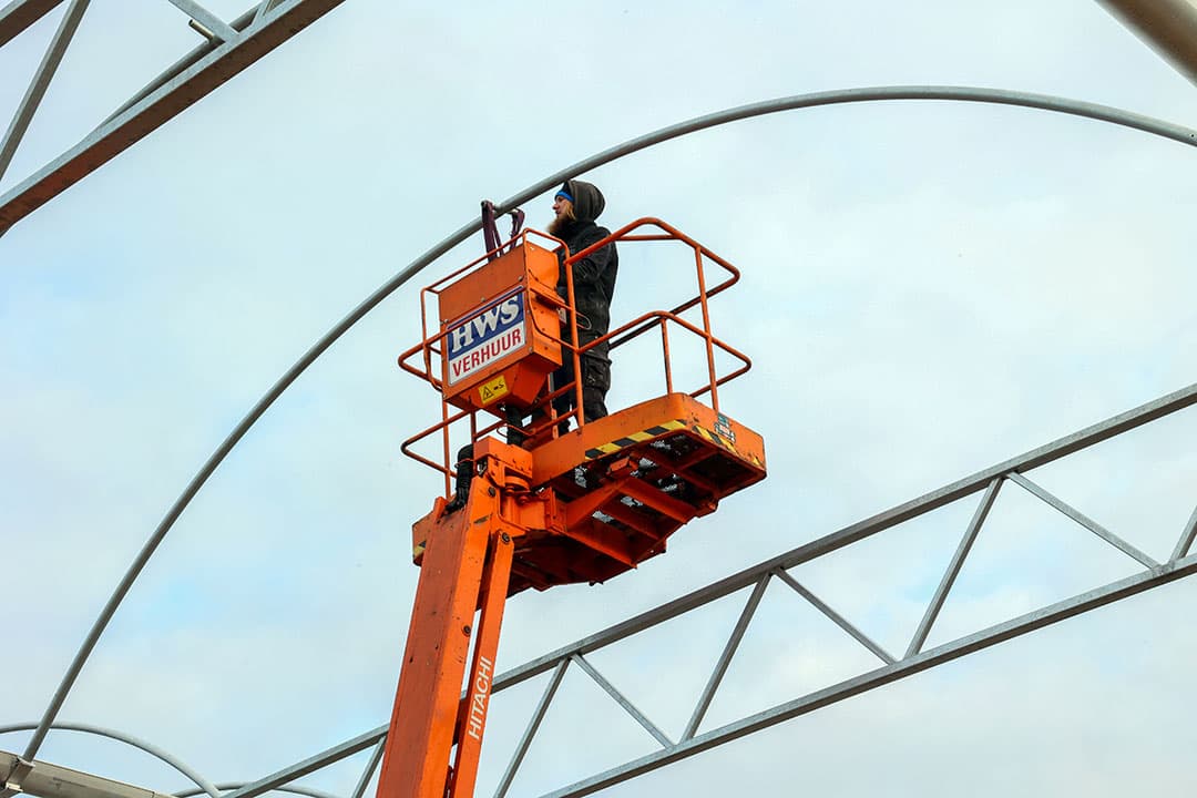 Als de bogen eenmaal stonden, werd er een verbindingsbuis aan de bovenzijde geplaatst. Die buis houdt ook de twee delen aan elkaar.