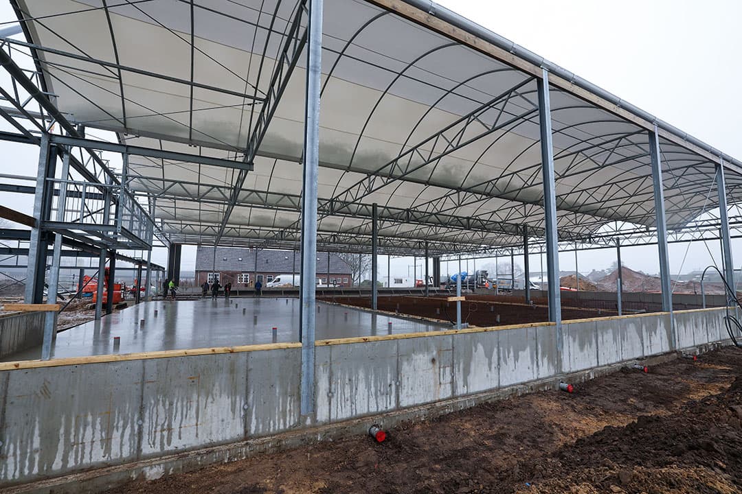 Hier is het open karakter van de koeientuin goed te zien. De gordijnen kunnen straks 5,5 meter open. Binnen in de stal is de skybox ook al bijna gereed. - Foto's: Bert Jansen