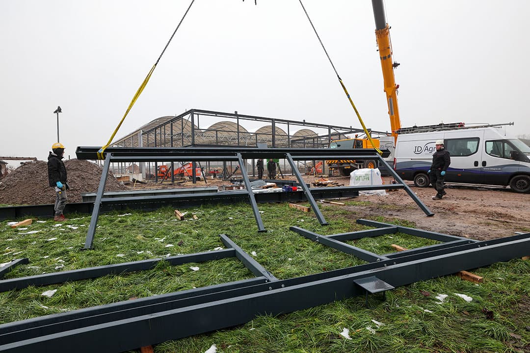Het bouwpakket van het voorgebouw van de stal. Dit is een constructie van ijzeren balken waar betonnen wanden in komen met daarbovenop kanaalplaatvloeren. In het voorgebouw is straks plaats voor de melktank, een melktap, een verkoopruimte én is er ook een bezoekersruimte.