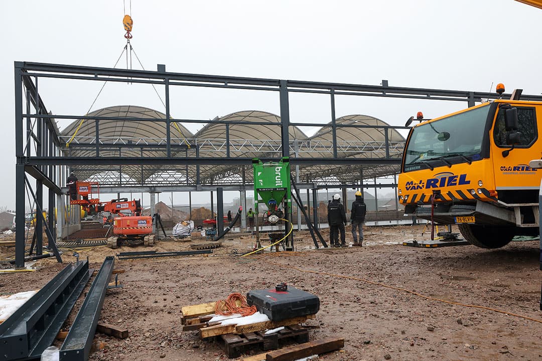 Het ‘skelet’ van het voorgebouw staat. Nu is het tijd om de prefab wanden te plaatsen. In totaal wordt het voorgebouw straks 480 m2 groot.