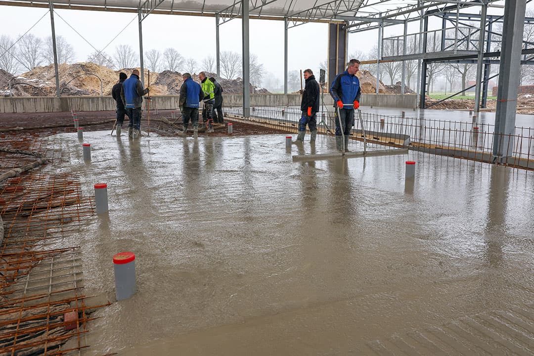 Het beton is nu ook gestort in het middelste gedeelte van de koeientuin/serrestal.