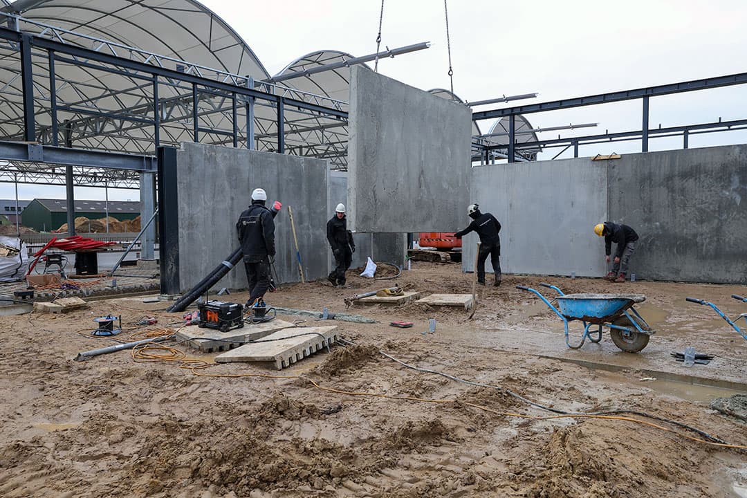De prefab wanden zijn in de derde week van januari geplaatst. Hier worden de wanden van de robotruimte op hun plek gezet.