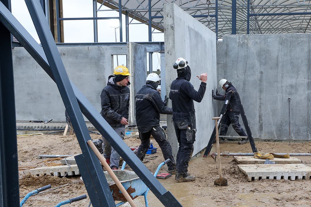 Het plaatsen van de wanden wordt met zwaar materiaal gedaan. Na drie dagen waren ze allemaal op de begane grond geplaatst.