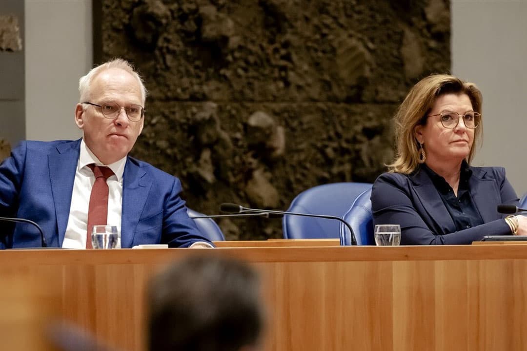 De ministers Piet Adema (Landbouw) en Christianne van der Wal (Stikstof) tijdens een debat met de Tweede Kamer over de stikstofcrisis. - Foto: ANP