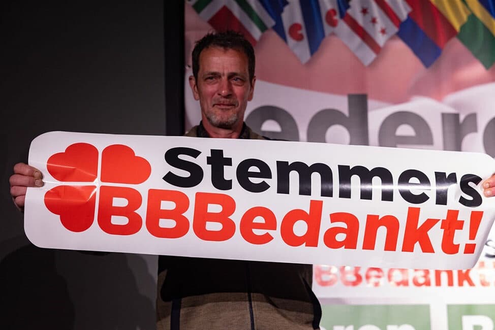 Een BBB-lid houdt een kiezer-bedankt-banner in de lucht. BBB haalde een mega-overwinning bij de Provincale Statenverkiezingen. - Foto: ANP / Hollandse Hoogte / Dirk Hol