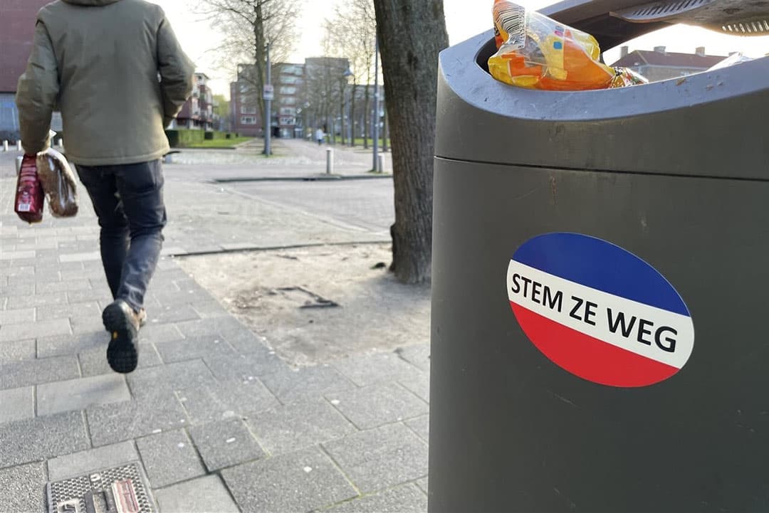 Stem ze weg, straatsticker met Nederlandse vlag ondersteboven. In alle provincies won BBB de provinciale verkiezingen. - Foto: ANP