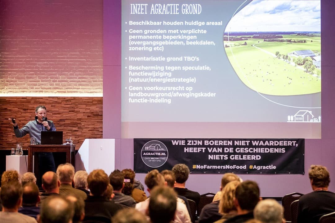 Bart Kemp tijdens een informatieavond van Agractie over het Landbouwakkoord, donderdagavond 30 maart in Putten (Gld.). -  Foto: ANP
