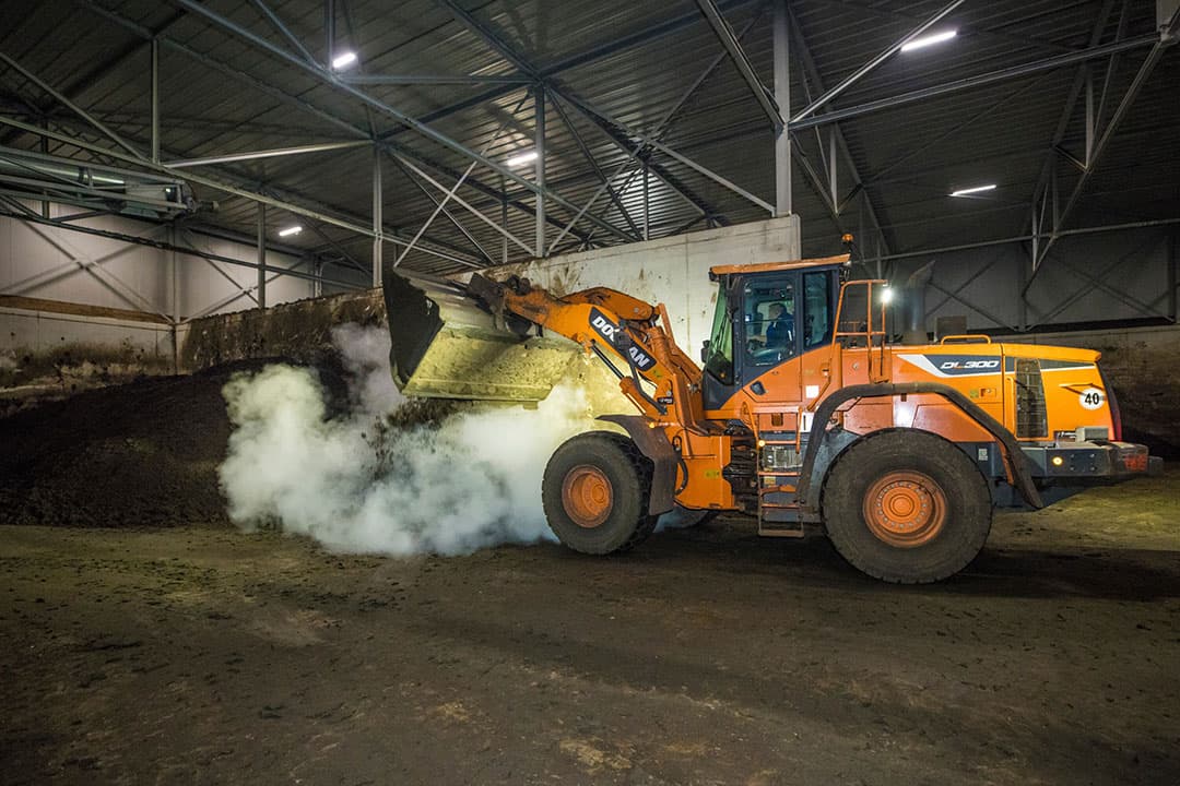 De compost in de opslaghal van Greenferm in Apeldoorn. - Foto: Koos Groenwold