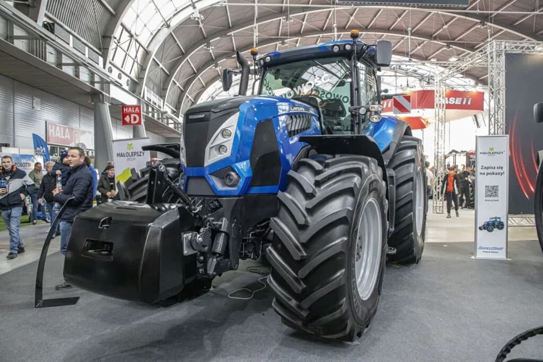 De nieuwe 8-serie van Landini bestaat uit twee trekkermodellen met 273 en 313 pk. Met die laatste doorbreekt Landini de grens van 300 pk. De 8-serie is gelijk aan de X8-serie van zusterbedrijf McCormick. Landini presenteerde de nieuwe modellen op vakbeurs Agrotech, van 17-19 maart in Polen. - Foto's: Artur Jakubek