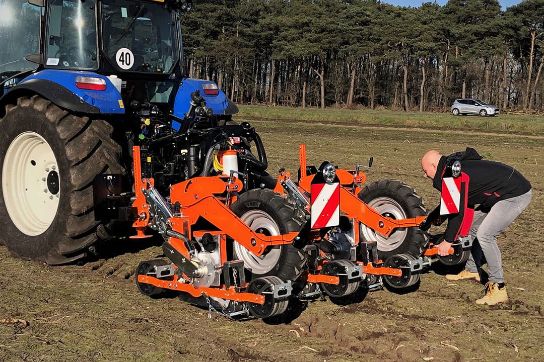 Een medewerker van importeur Homburg Holland zet deze 4-rijige Stanhay X30-precisiezaaimachine in werking. Stanhay maakt precisiezaaiers voor vrijwel alle denkbare groentes en bijzondere gewassen. - Foto's: Bas van Hattum
