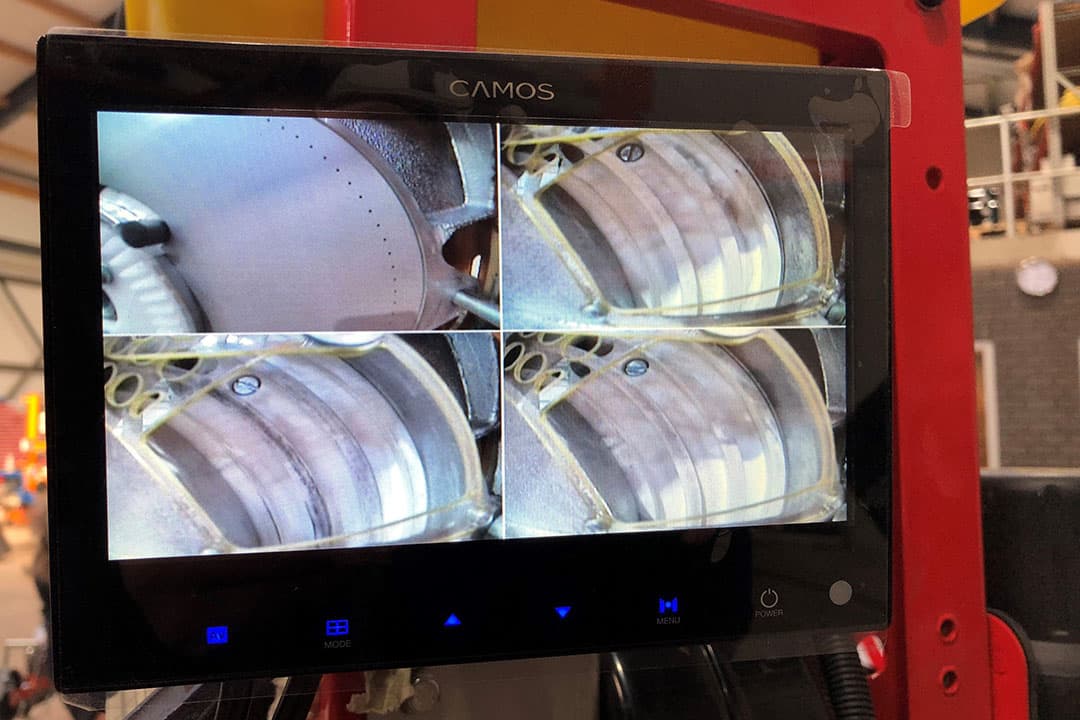 Populair bij Stanhay-precisiezaaimacihines is de Disceye-camera die op elke zaaischijf (zoals linksboven) is gericht. De chauffeur houdt op die manier visueel controle op het aantal missers of dubbele zaadjes. Bij te veel afwijkingen is het doorgaans nodig de zaadafstrijker (wit element op vorige foto) beter af te stellen.