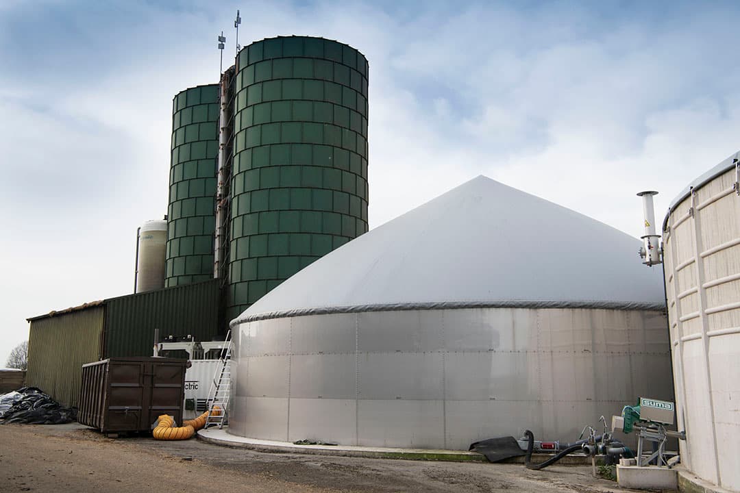 Een monovergister op een melkveebedrijf in Friesland. Vergisten van dagverse mest heeft flinke reductie van emissies tot gevolg. - Foto: Mark Pasveer