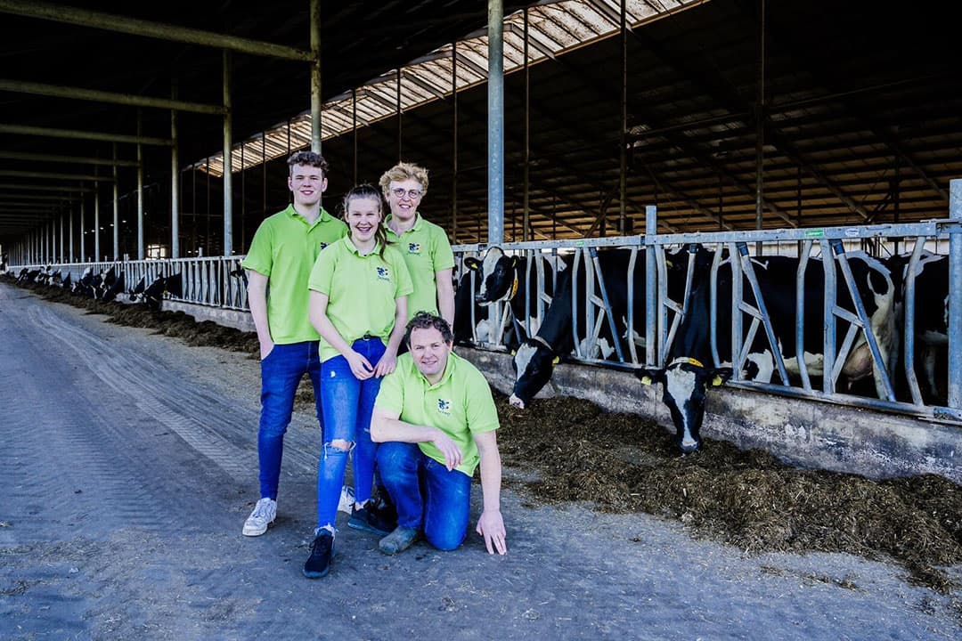 Tim Schep (links) met zijn familie op het boerenbedrijf. - Foto: Roos Herselman