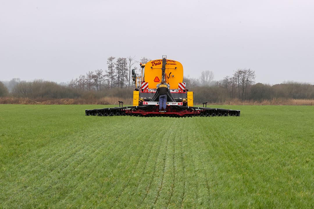 Bedrijfsspecifieke mestplaatsingsruimte en behoud van agrarische grond zijn voor de melkveesector harde voorwaarden voor het Landbouwakkoord. De melkveesector wil meer ruimte voor dierlijke mest en kunstmestvervangers op bedrijfsniveau. Voor aanwending van mest moet ook voldoende grond beschikbaar blijven. - Foto: Bert Jansen