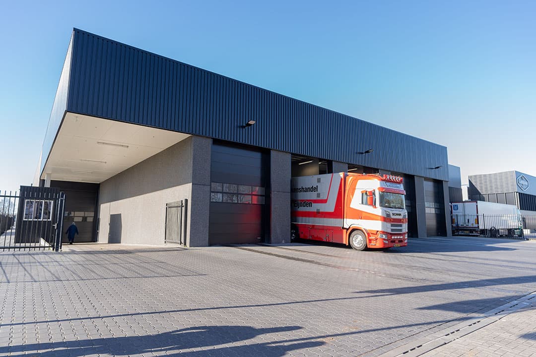 Na het lossen zijn de schone trucks in een mum van tijd weer op de snelweg.