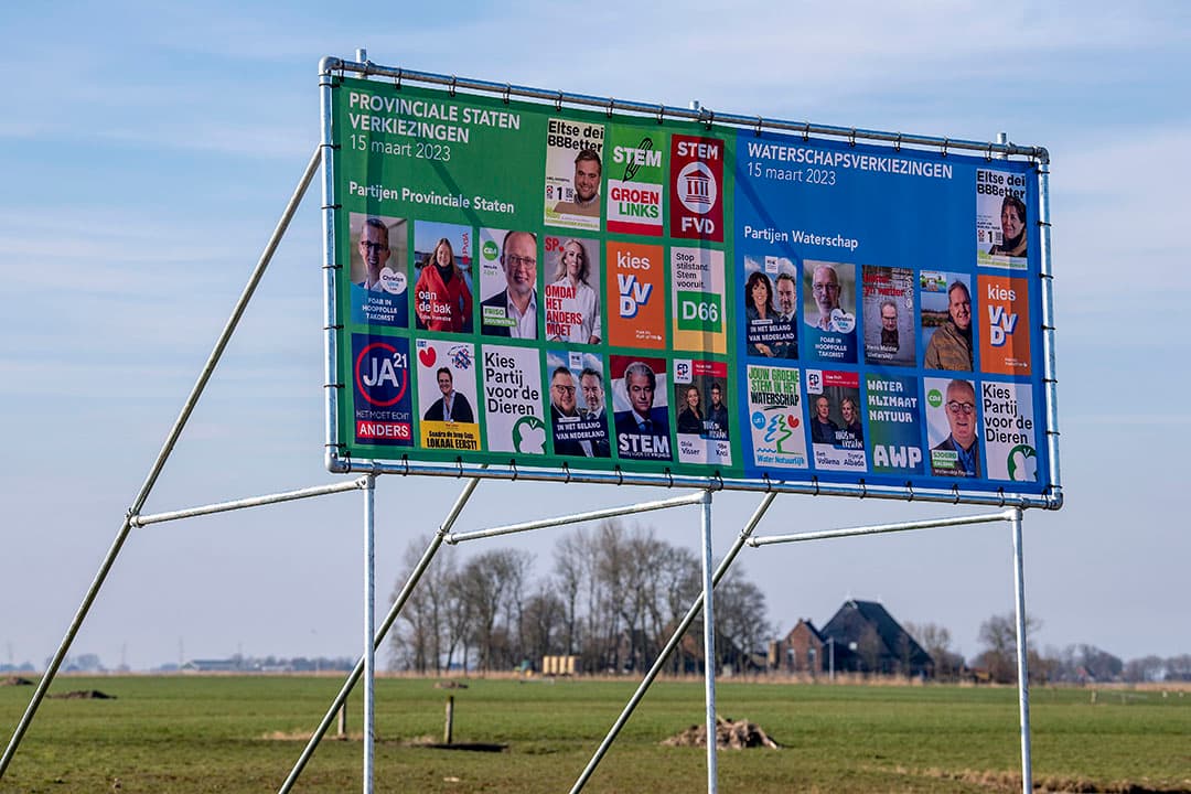 Verkiezingsposters op het platteland.  - Foto: Mark Pasveer