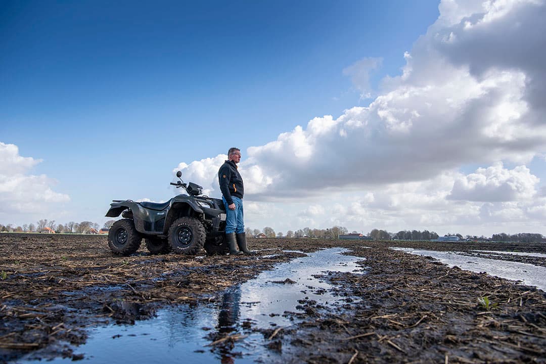 Harry Geling in Borgercompagnie (Gr.) rijdt met zijn quad over zijn percelen om te kijken of ze al een beetje opdrogen. De groenbemester is er aan toe om ingewerkt te worden, maar de grond is hem nog net te nat. Op het perceel waar cichorei stond staat nog water, dat heeft nog wat meer tijd nodig om op te drogen. - Foto: Mark Pasveer