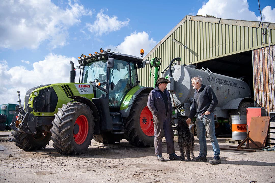 Arjan en Rient Veninga in Nieuwe Pekela (Gr.) staan klaar om op het land aan het werk te gaan. Mest uitrijden doen ze met een eigen combinatie, deze staat startklaar en de eigen mestopslag zit vol. Water staat er niet op het land zodat ze maar een paar dagen drogend weer nodig hebben om los te gaan. - Foto: Mark Pasveer