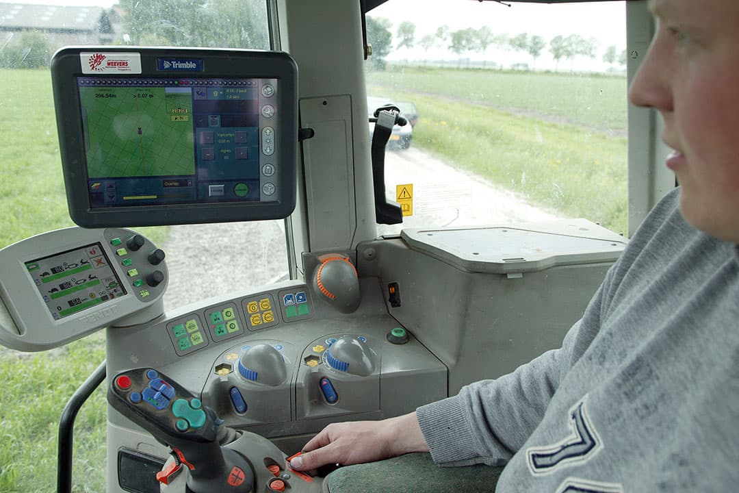 Een gps-terminal op een trekker. - Foto: Ton Kastermans