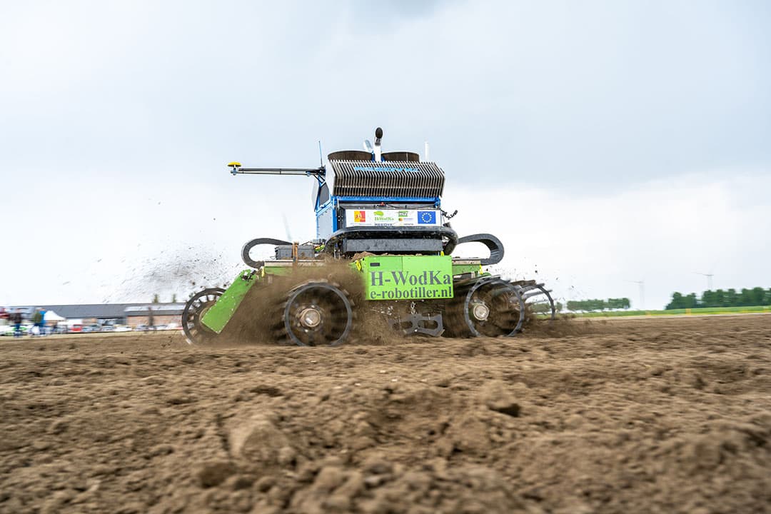 Robotisering met lichte werktuigen is één van de onderzoeksrichtingen waarmee ‘Boerderij van de Toekomst’ aan een klimaatbestendig teeltsysteem werkt. - Foto: Michel Velderman