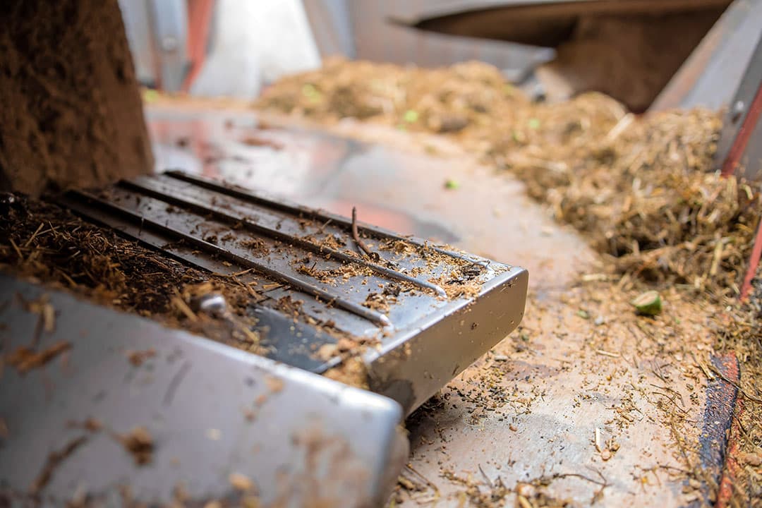Een magneet in de mengwagen kan voorkomen dat scherpe, metalen voorwerpen in de koe terecht komen. - Foto: Jacco van Erkelens
