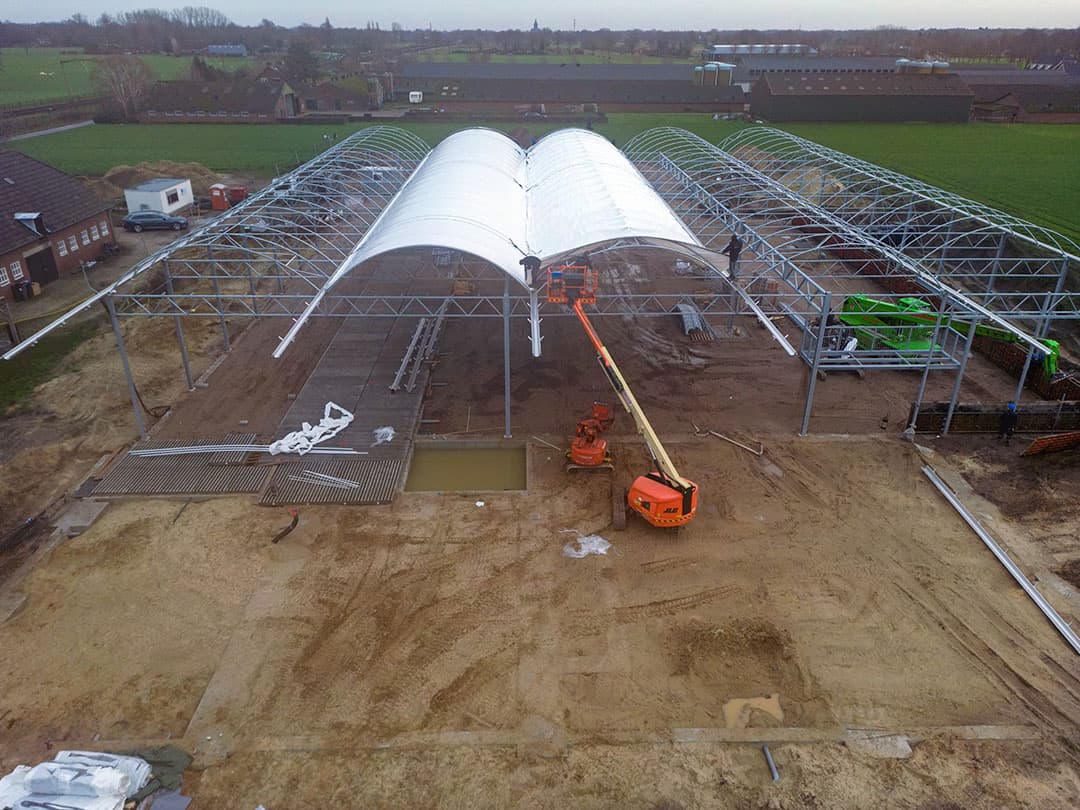 Vlak voor kerst zijn de zeilen gespannen. Door het onvoorziene weer in deze dagen konden de bouwmedewerkers lang niet altijd het zeil spannen. Bij een klein beetje wind lukt dit al niet. In totaal zijn er vijf bogen met zeil gespannen; drie op één dag en de volgende dag nog eens twee vroeg in de ochtend. Dat moest ook vroeg, want later die dag trok de wind weer flink aan.