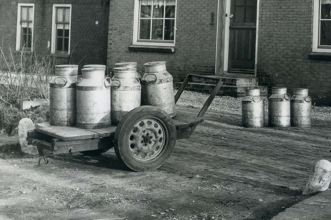 1960: handig karretje voor vervoer van melkbussen