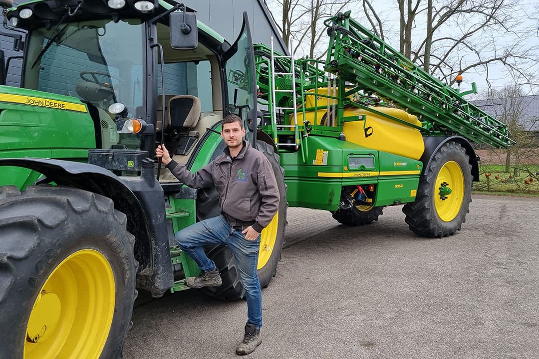 Akkerbouwer Frank Kremer gebruikt BlueN®, een nieuw product dat gewassen in staat stelt zelf stikstof uit de lucht te binden.. - Foto's: Corteva Agriscience