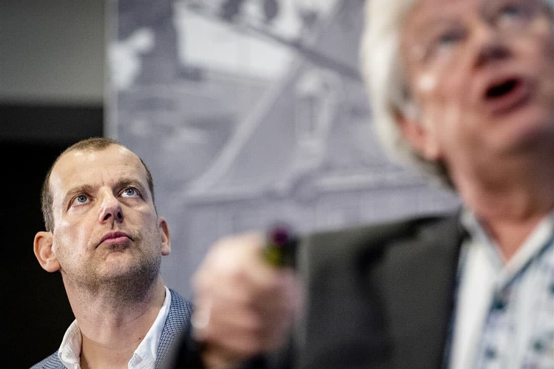 Directeur Andy Palmen van Greenpeace (links) zegt dat de stikstofminister een kort geding kan verwachten als ze niet met concrete maatregelen komt. - Foto: ANP