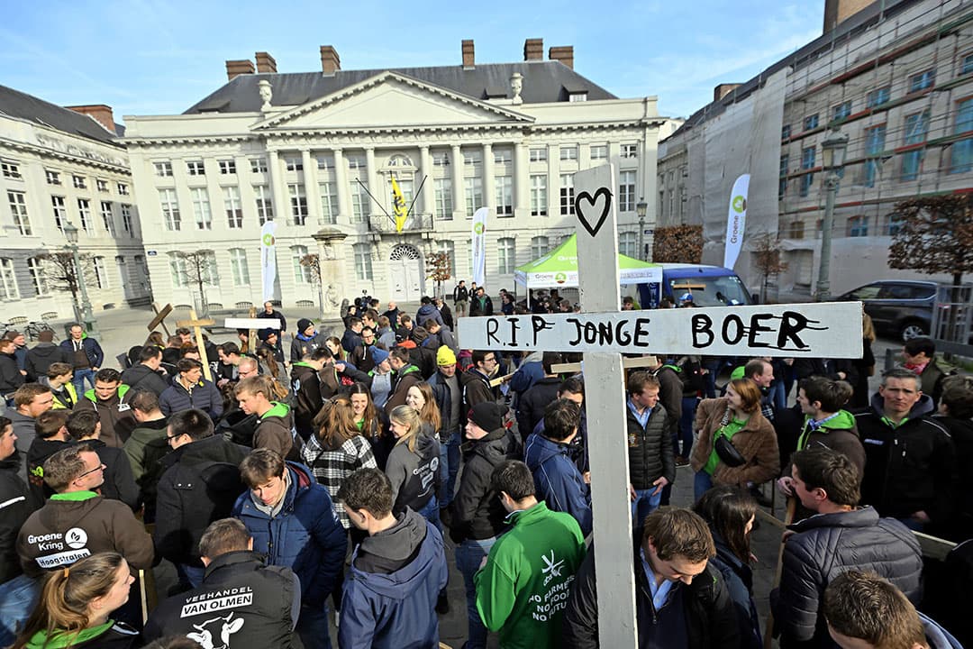 Een boerenprotest in Brussel op 15 februari 2023 voor de ambtswoning van de minister-president van Vlaanderen, Jan Jabon. Het protest is gericht tegen het verlagen van emissies en de landbouwpolitiek. - Foto: Belga