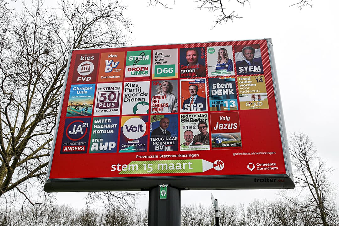 Verkiezingsbord in Gorinchem (Z.-H.) waarop affiches voor de komende Provinciale Statenverkiezingen zijn aangebracht. - Foto: ANP